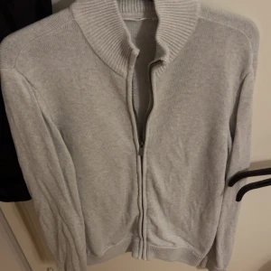 Grå zip - Säljer en stilren grå kofta som inte används längre, nypris cirka 900, kan gå ner i pris vid snabb affär. Skick cirka 8/10
