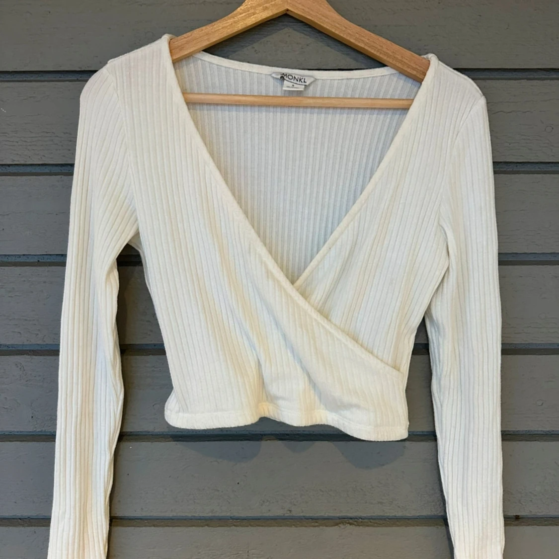 Vit ribbad omlottopp från Monki