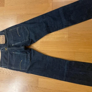 Mörkblå jeans från G-Star RAW - Snygga mörkblå jeans från G-Star RAW. De har en rak passform och inte använda utanför hemmet. Inga defekter och pris kan diskuteras!😁 strl 32/32