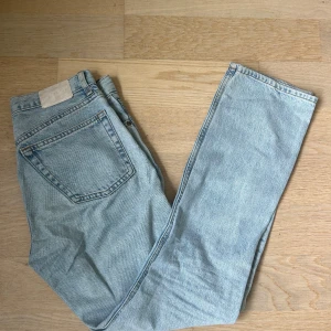 Ljusblå jeans från Weekday - Säljer ett par ljusblå jeans från Weekday. Storlek W 25 L 30 (S) Jeansen är använda men är i väldigt bra skick 🩵 går självklart att få fler bilder och diskutera pris🩵