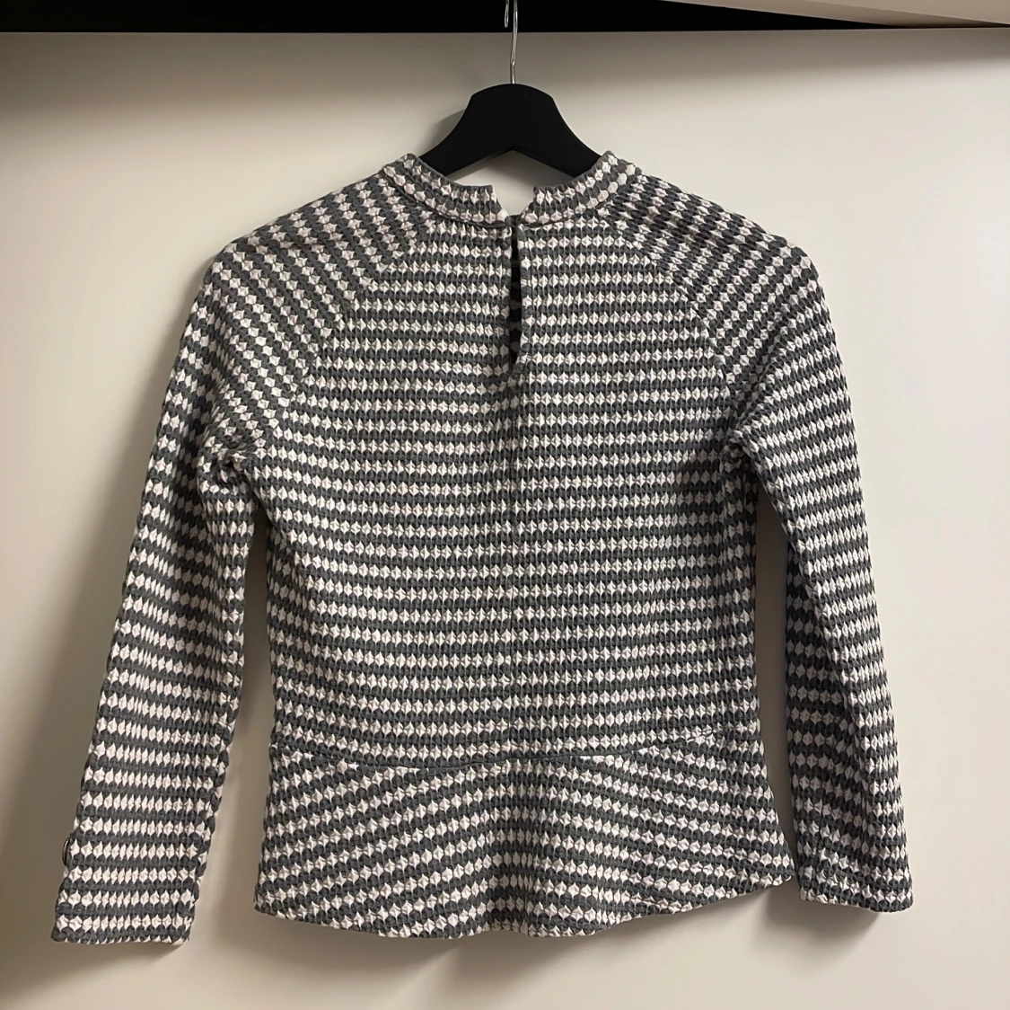 Grå och vit mönstrad tröja från Stockh LM - 1