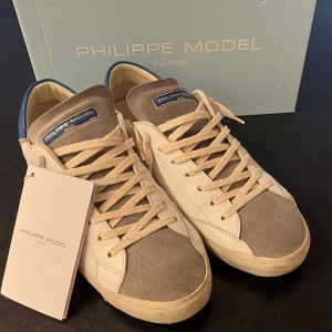 Philippe Model PRSX - Snygga Philippe Model sneakers i vitt och grått med blå detaljer. Skorna är i storlek 44 och är i mycket bra skick! 😀