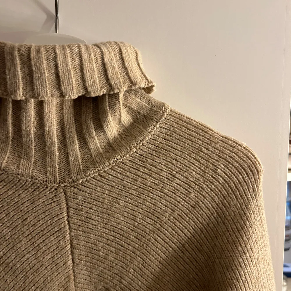 Säljer en mysig beige stickad poncho med polokrage. Köpt tidigare från Vinted, aldrig använd. Står inget märke på plagget. Pris kan diskuteras💕. Neuletakit & Villapaidat.