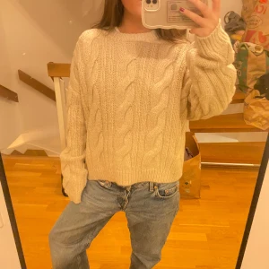 Stickad tröja - skittt snugg tröja från envii helt ny aldrig använd nypriset är 1100 den är vit