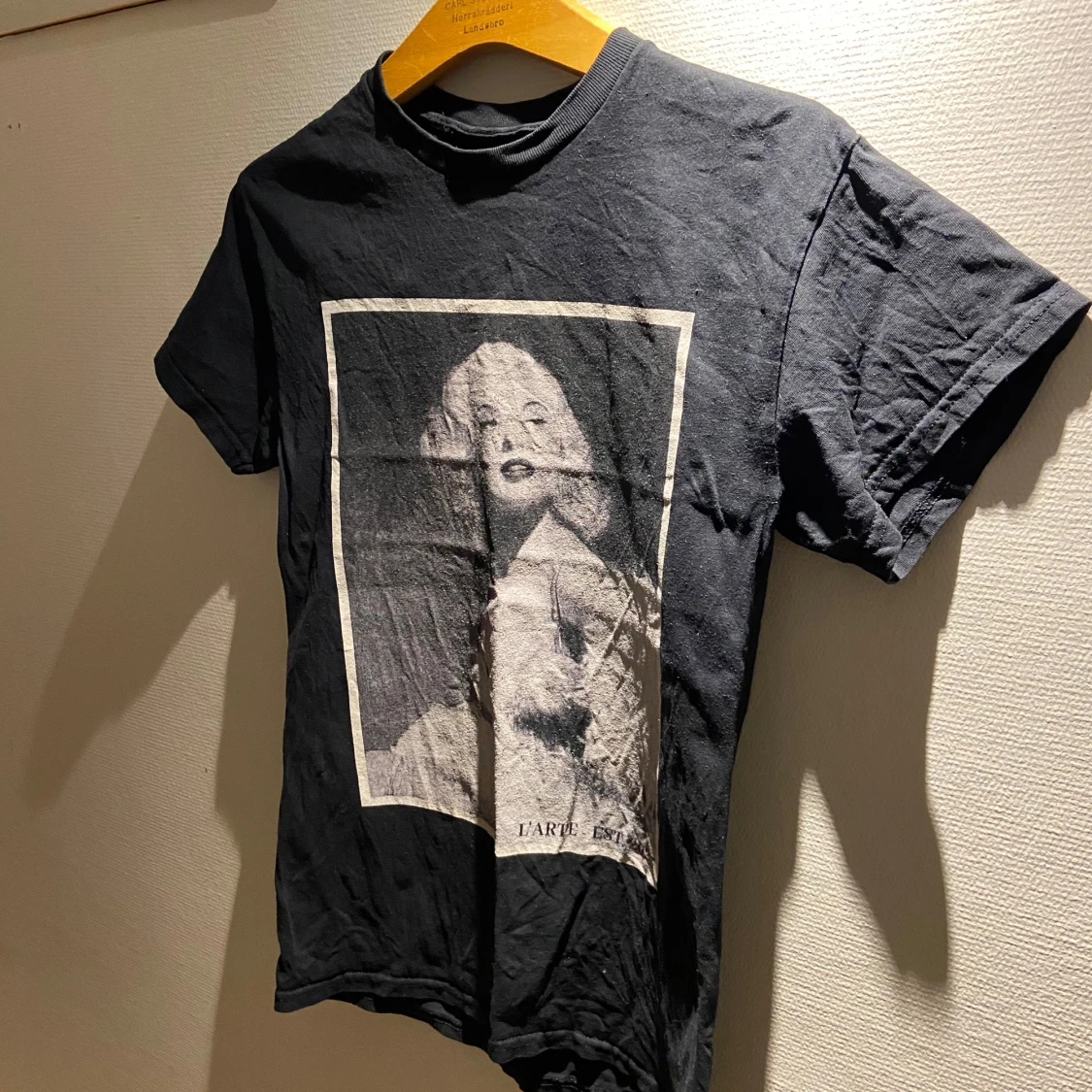 Svart t-shirt med tryck från L'ARTE