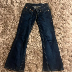 Mörkblå bootcut jeans från Levi's - Snygga mörkblå, lågmidjade bootcut jeans från Levi's! 