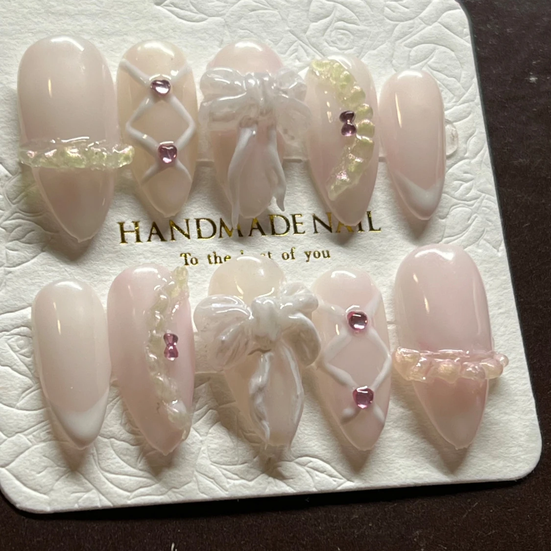 Handgjorda naglar med dekorativa detaljer
