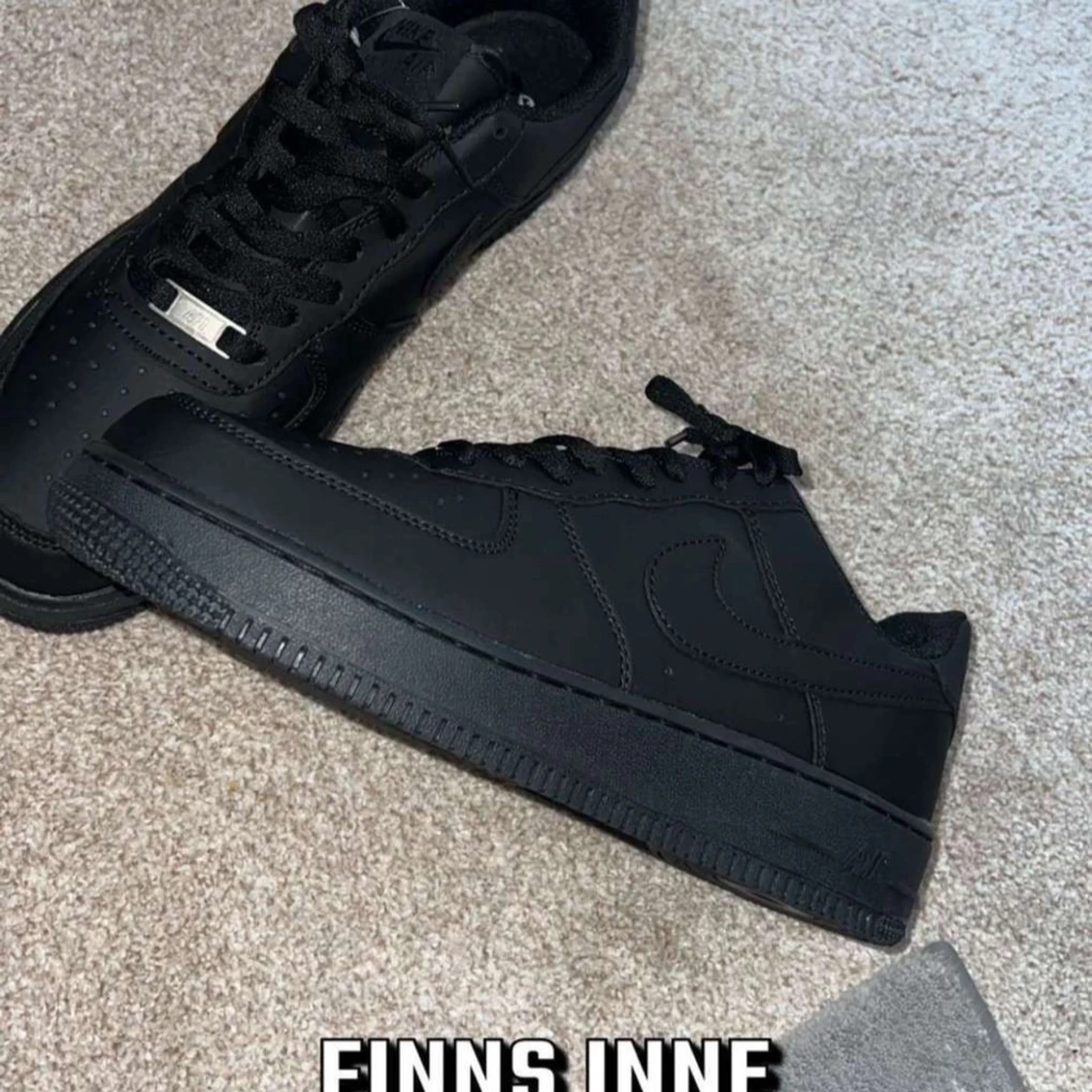 Svarta Nike Air Force sneakers Lv skor vita,blåa Gucci korthållare  - 1