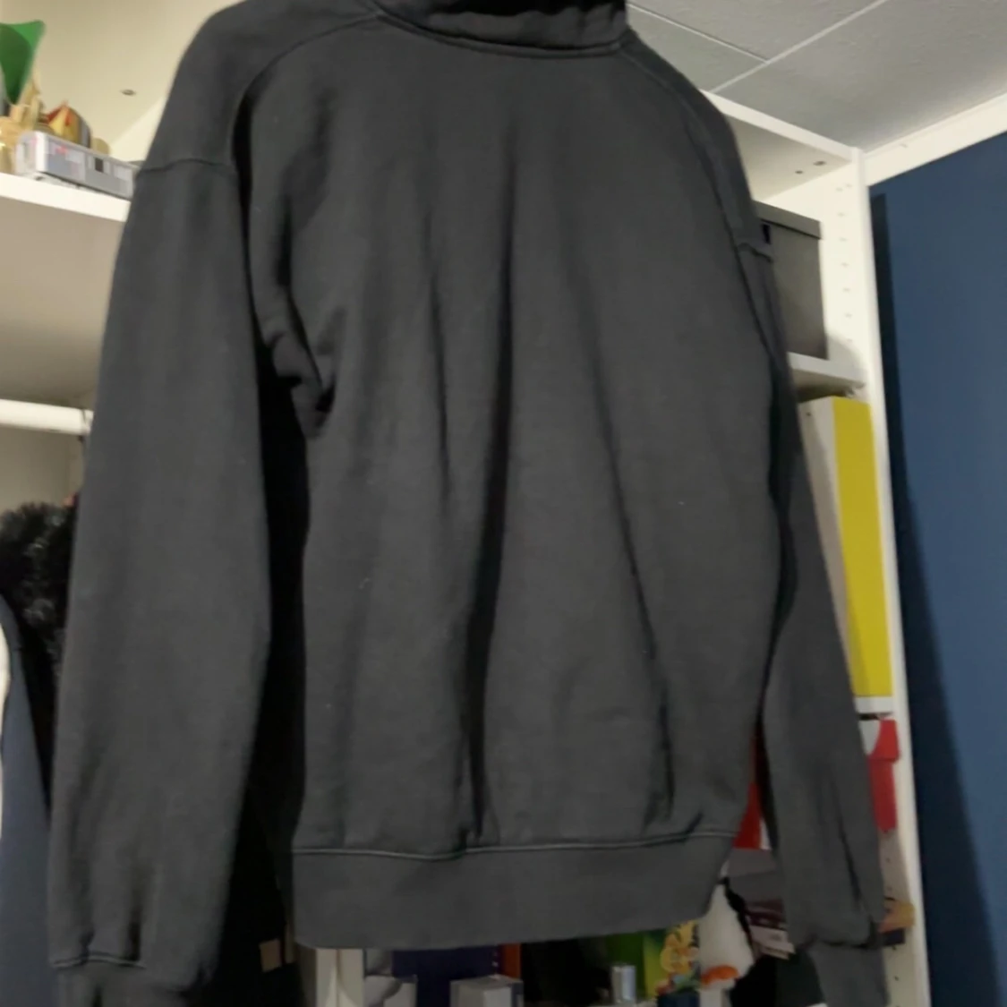 Svart tröja med dragkedja och röd logga - 3