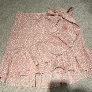 Volangkjol - Jättefin och somrig volangkjol. Har inte används mycket och är i bra skick💗