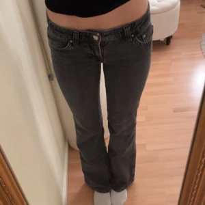 Svarta lågmidjade jeans - Snygga svarta bootcut jeans som inte kommer till använding. Sitter jättebra överlag och passar till allt💞 