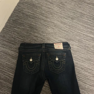 Mörkblå jeans från true religon  - Snygga mörkblå jeans från True Religion