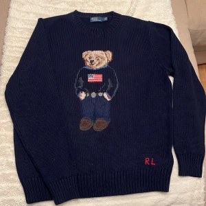Polo Bear Sweater - Säljer nu en mörkblå tröja från Ralph Lauren. Tröjan är i toppskick, ändast använd ett par fåtal gånger. Tröjan har inga defekter och passar till nästan allt. Tröjan passar S/M. Priset är inte hugget i sten!