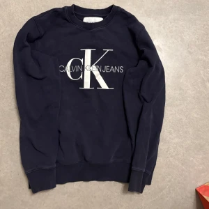 Svart sweatshirt från Calvin Klein  - Säljer en blå sweatshirt från Calvin Klein  med det  CK-logotypen tryckt på framsidan. Skriv för frågor ❤️