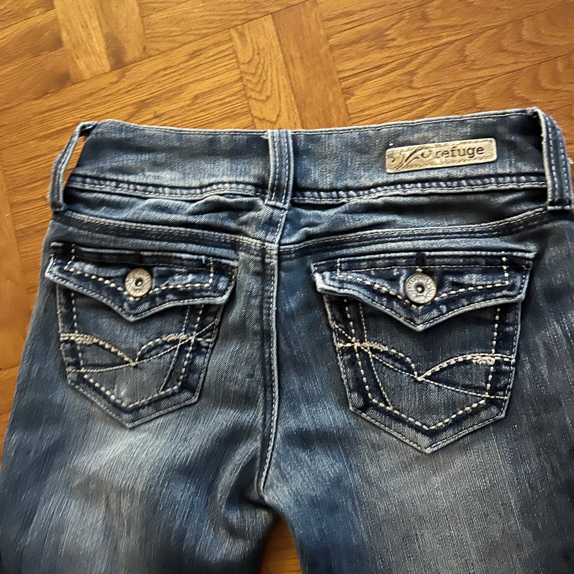 Blå jeans med slitningar - 4