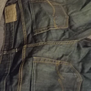 Svarta jeans med kontrastsömmar - Snygga svarta jeans med klassiska kontrastsömmar och femficksdesign. Perfekta för en avslappnad stil. De har en normal passform och är tillverkade i slitstarkt denim.