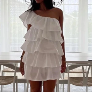 Student klänning  - Superfin klänning ifrån anielle label!! Säljs då jag föredrog en annan storlek och hann ej lämna tillbaka storlek xxs standard enligt deras hemsidas mått, orginal pris 1395