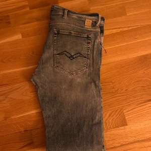 Replay - Snygga ljusblåa replay jeans med slitningar på ena benet. Har nästan aldrig användit dom pga att dom var för små för mig. Pris kan diskuteras 