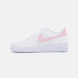 Intressekoll Nike Air force 1 nya med rosa detaljer - Helt nya Nike air force 1 som inte kommit till användning så de är helt nya (endast provade). Kollar intresset på dem så skriv gärna ett bud så kan vi diskutera det! Storlek 36,5 men passar mig som vanligtvis har 37😊