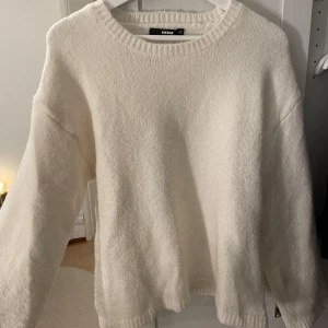 Vit stickad tröja - Stickad tröja från Bikbok, använd några gånger men fortfarande bra skick!! Något oversized i modellen skulle jag säga🤍
