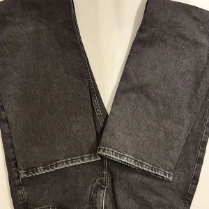 svarta jeans - det blev en dålig bild men dem är straight jeans från ju nyare aldrig allvända men super snygga