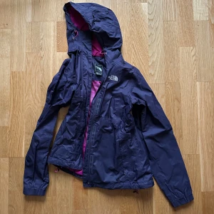 The North Face vindjacka  - Vindjacka från The North Face i storlek XS, men passar mig som är en S. Jackan är i gott skick