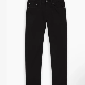 Svarta jeans från Levi's - Snygga svarta jeans från Levi's med en klassisk femficksdesign. De har en smal passform och är perfekta för en stilren look. Jeansen är tillverkade i ett slitstarkt material och har en knappgylf.