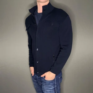 Massimo Dutti cardigan - Hej säljer nu min fina Massimo Dutti cardigan i storlek M men funkar för S också. Den är i nyskick och kommer vara otroligt snygg i höst/vinter. Nypris cirka 1500kr! Vi kommer att sälja liknande produkter nu närmare vinter så glöm inte följa profilen!🌊🍾