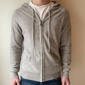 DAVIDA KASHMIR HOODIE - Tjena, säljer en grå Kashmir zip från Davida. 100% Kashmir. Sitter som mindre S eller XS. Hör av dig vid fler frågor, priset är inte hugget i sten!