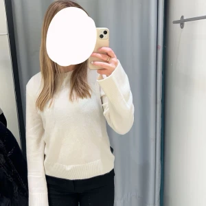 Vit stickad tröja - Vit stickad tröja från hm. Säljer då jag har andra jag hellre använder. Storlek M men skulle säga att den är lite liten i storlek 