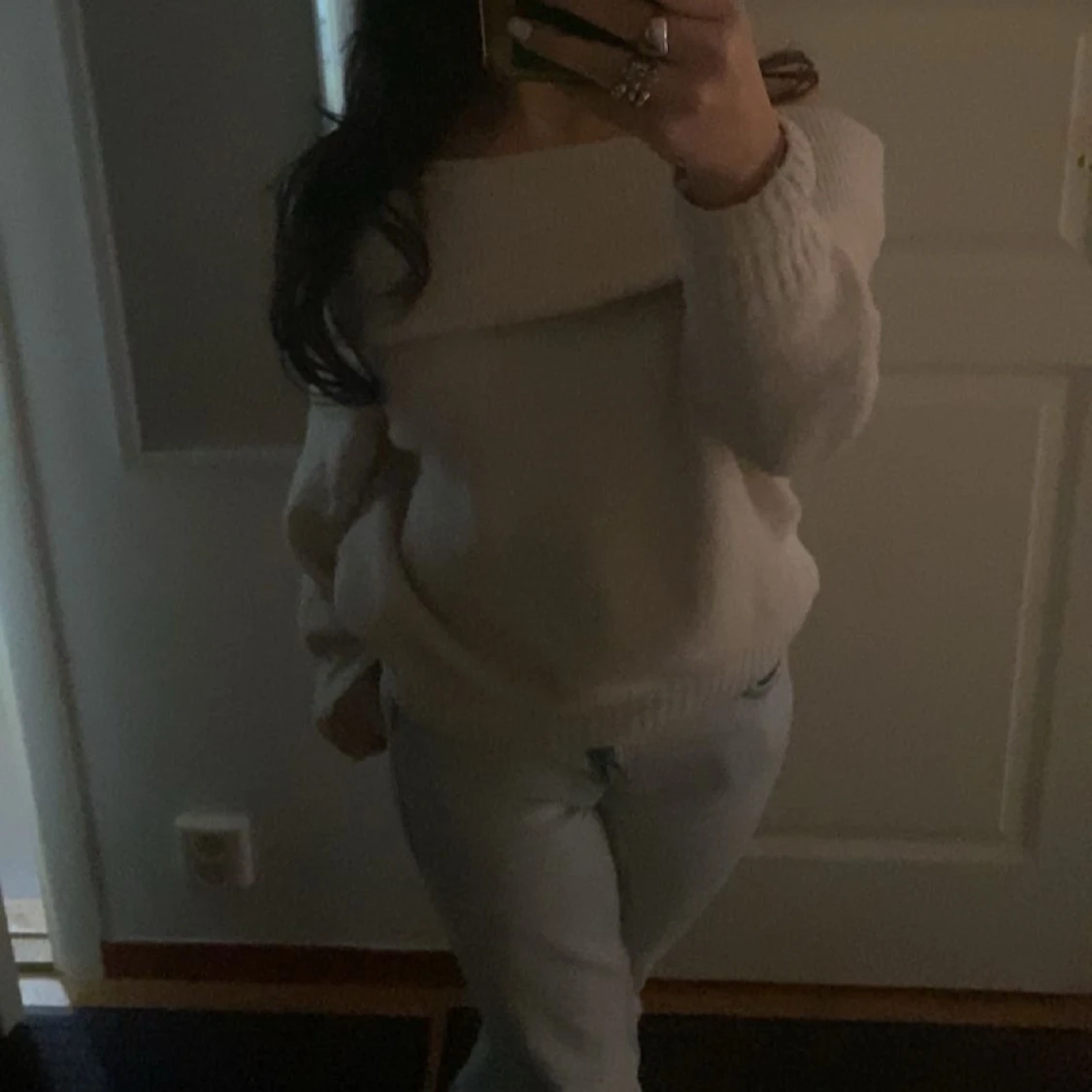 Vit offshoulder stickad tröja