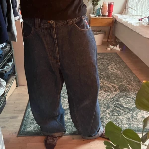 big boys - mörkblåa baggy jeans från polar, i modellen big boys. storlek M. jeansen är i väldigt bra skicka och har inga direkt deffekter. jag är 166 och får vika upp de lite. 