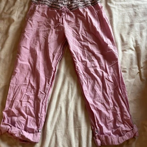 Victoria secret pjyamas - Fina pjyamas byxor från Victoria secret, slutar vid knäna och är super gulliga på! Använts men i bra skick. 
