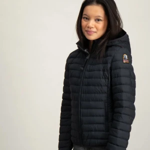 Parajumper jacka - Säljer mina Parajumper jacka som endast är använd ett fåtal gånger, jackan är perfekt inför vår och sommaren, köptes för 4499 kr