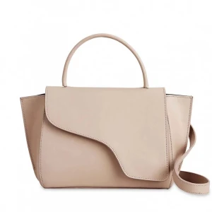 Beige handväska från ATP Atelier - Snygg beige handväska från ATP Atelier i skinn. Väskan har en unik asymmetrisk flik och avtagbar axelrem. Väskan har lite tecken på användning som man kan se på bilderna men annars i super bra skick! Fråga gärna efter fler detaljerade bilder!💕H 18.5cm W 34cm D 10.5cm köpt för 5200kr💕