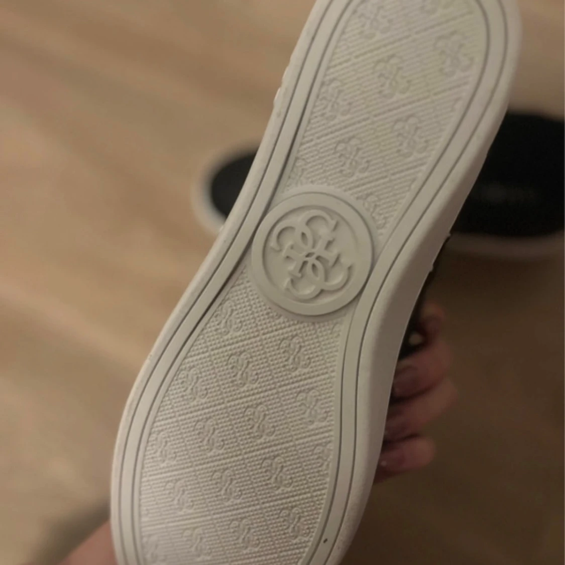Svarta sneakers från Guess - 1
