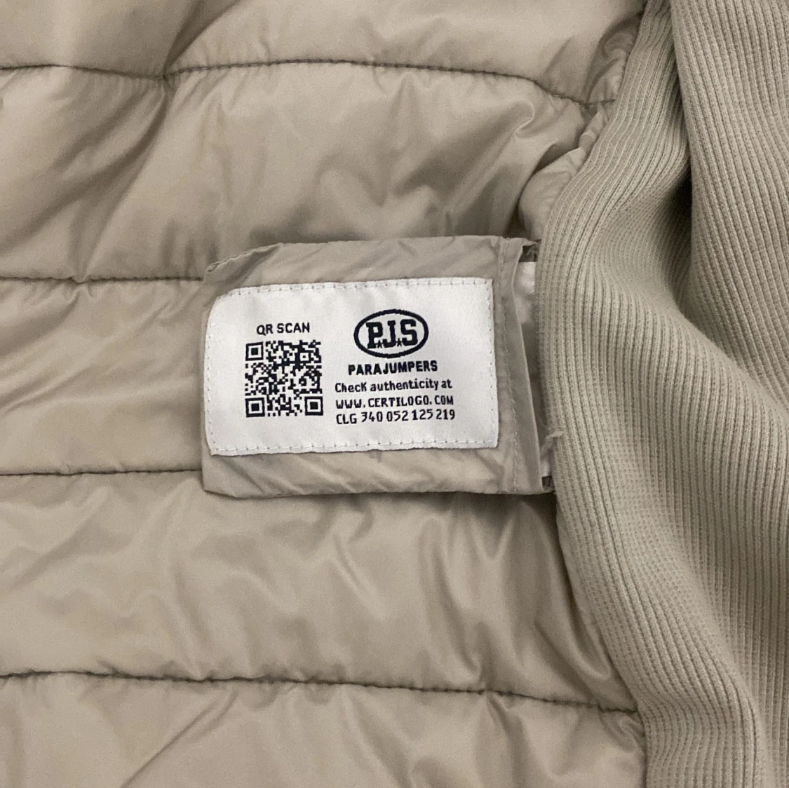 Beige/vit quiltad jacka från Parajumpers - 3