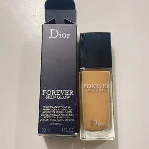Foundation Forever Skin Glow från Dior - Färg 3WO. Passar alltså dig med varmare oliv underton. Ger jättefint o naturligt resultat, men tyvärr inte min färg. Endast provad en gång (på andra bilden kan man se hur mycket produkt som är kvar) ❤️originalpris 660kr. 