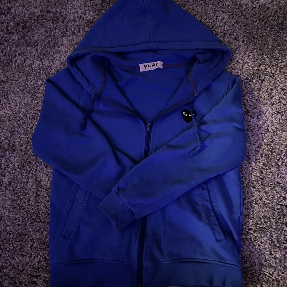 Blå hoodie från Comme des Garçons