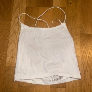 Vit ribbad träningstopp - Croppad Träningstop, den är lite genomskinlig. 