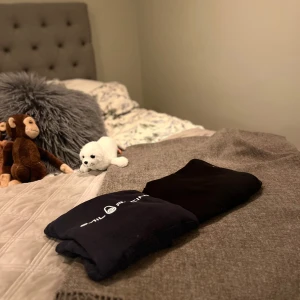 Svart och marinblå hoodie från Sail Racing - Två hoodies från Sail Racing säljes, en i svart och en i marinblått. Båda har huva och logga på bröstet. Perfekt för dig som gillar sportig och stilren look.