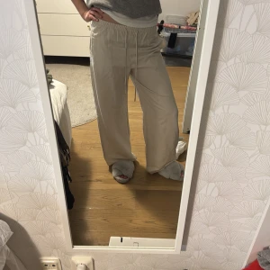 Linnebyxor - Snygga beige linnebyxor med loose passform. Perfekta för en avslappnad stil. Helt nya, nypris 300kr 