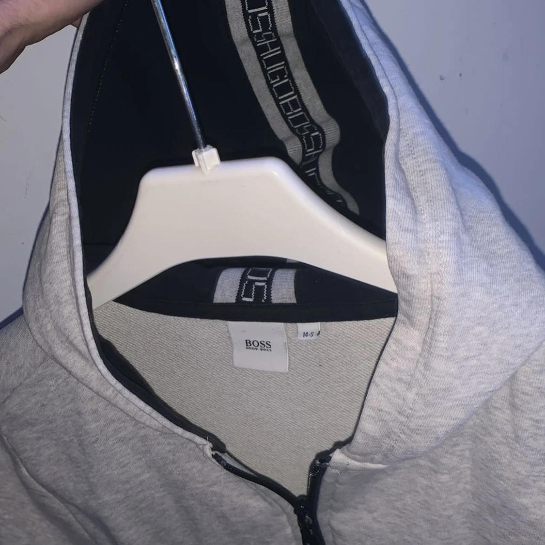 Grå hoodie från Boss - 2