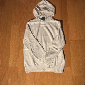 Oscar Jacobsson Pascal hoodie - Hej! Säljer min Oscar Jacobsson Kashmir blandning hoodie i storlek S! Hoodien har inga defekter och är i mycket fint skick. Om du har frågor eller funderingar så hör av dig! Mvh JacobsCloset 