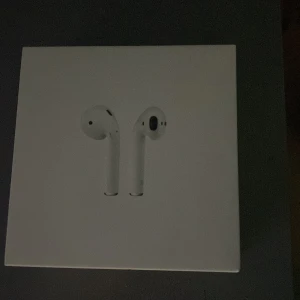 Air-Pods1 - Funkar helt okej, ljudet är lite dåligt men är ändå i bra skick. Därför säljer jag för Endast 139