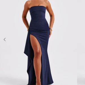 Balklänning - Säljer min balklänning från Babyboo💕Originalpriset var 1330kr🥰detaljer om klänningen finns på bild nr 3. Jag är 167cm med klackarna för referens å då är klänningen strax över marken.