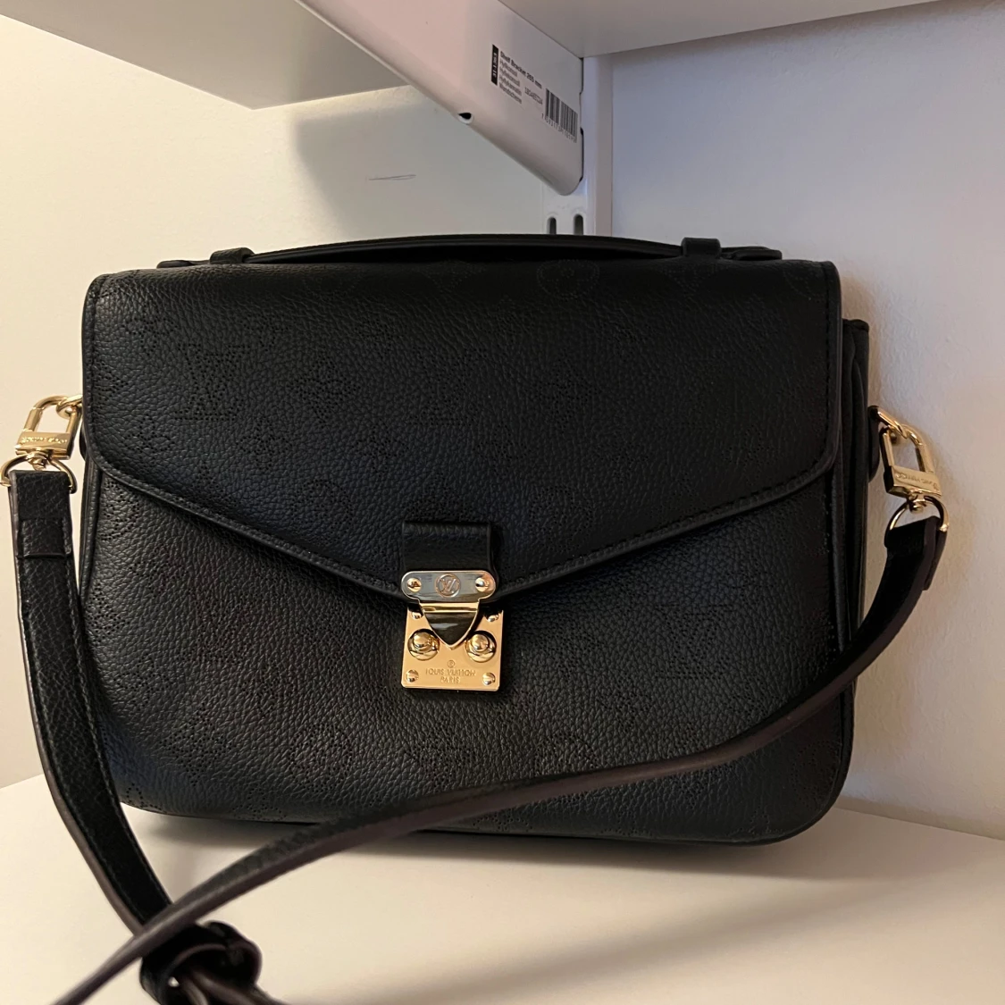 Svart axelväska från Louis Vuitton