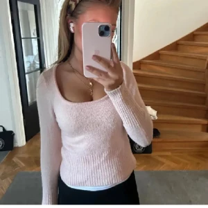 Rosa stickad tröja - Jättefin sticakd tröjs från mango. Den är i bra skicka förutom att den har små fläckar långst ned på armen, men tror det kan försvinna om man tvättar💕💕 skriv vid funderingar