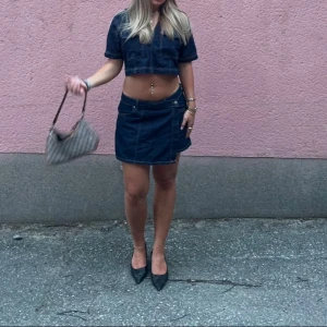 Zara denim/jeans set - Zara Denim Set, använd endast 1 gång! Köpt i somras. Det är shorts med omlott så det ser ut som en kjol! Nypris är ca 750kr. Inga defekter Storlek S på toppen och M på shortsen. 💓🍋