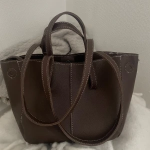 Brun väska - Säljer en brun väska som är använd fåtal gånger så gott som ny🤎